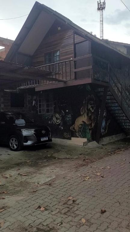 Tòa nhà nơi nhà nghỉ nhỏ tọa lạc