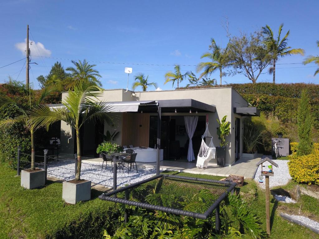 a house with a garden in front of it at Curazao Cabaña El peñol Guatapé in El Peñol