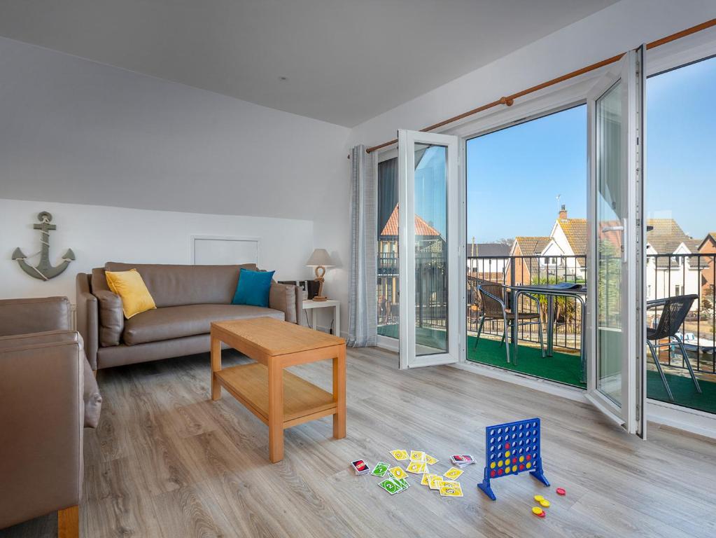 ロクサムにあるGrebeのソファとテーブルのあるリビングルーム