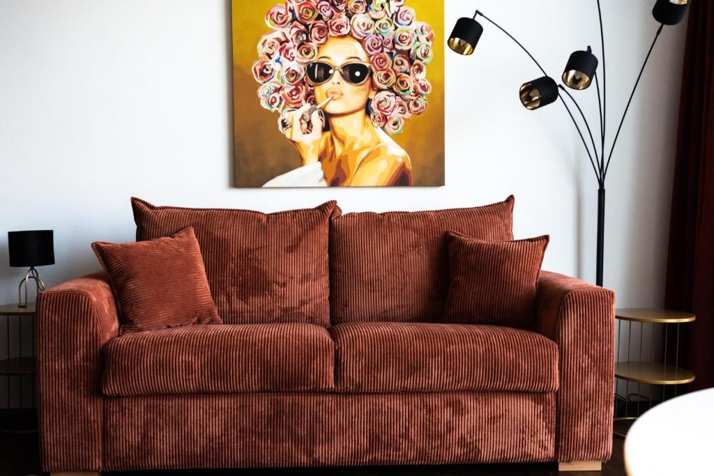 ブオクスにあるCharming studio by Lake Lucerneのリビングルーム(壁に絵画が描かれたソファ付)