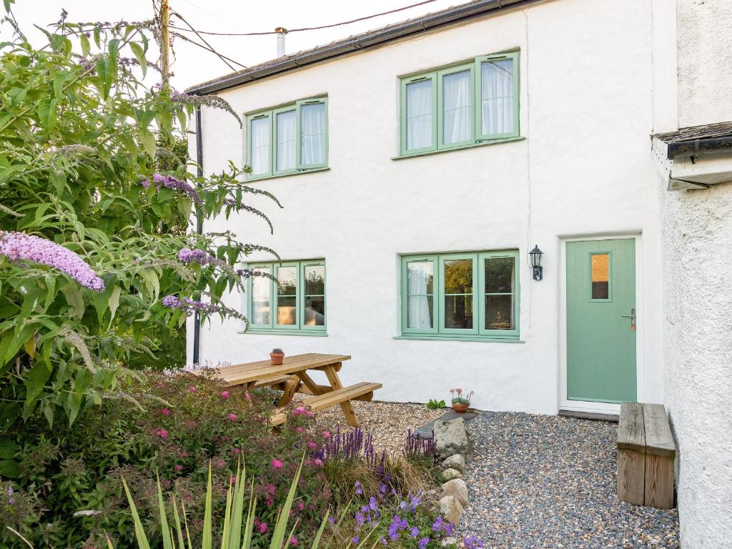 MathryにあるLittle Roostの庭園内のピクニックテーブル付きのコテージ