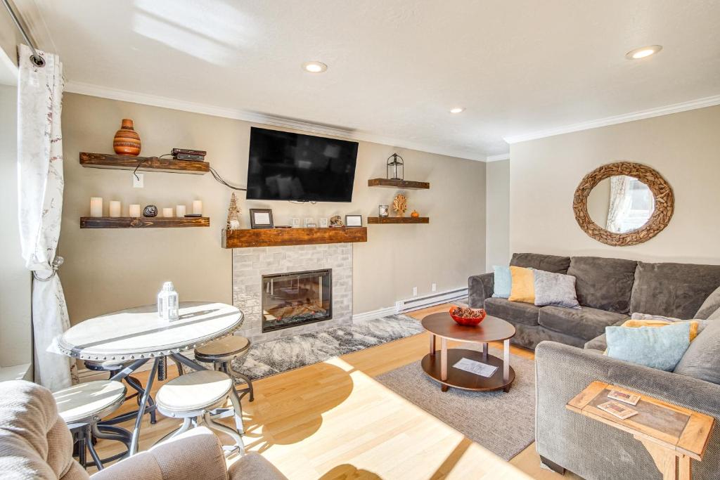 Χώρος καθιστικού στο Walk to Giant Steps and Hot Tub Brian Head Condo!