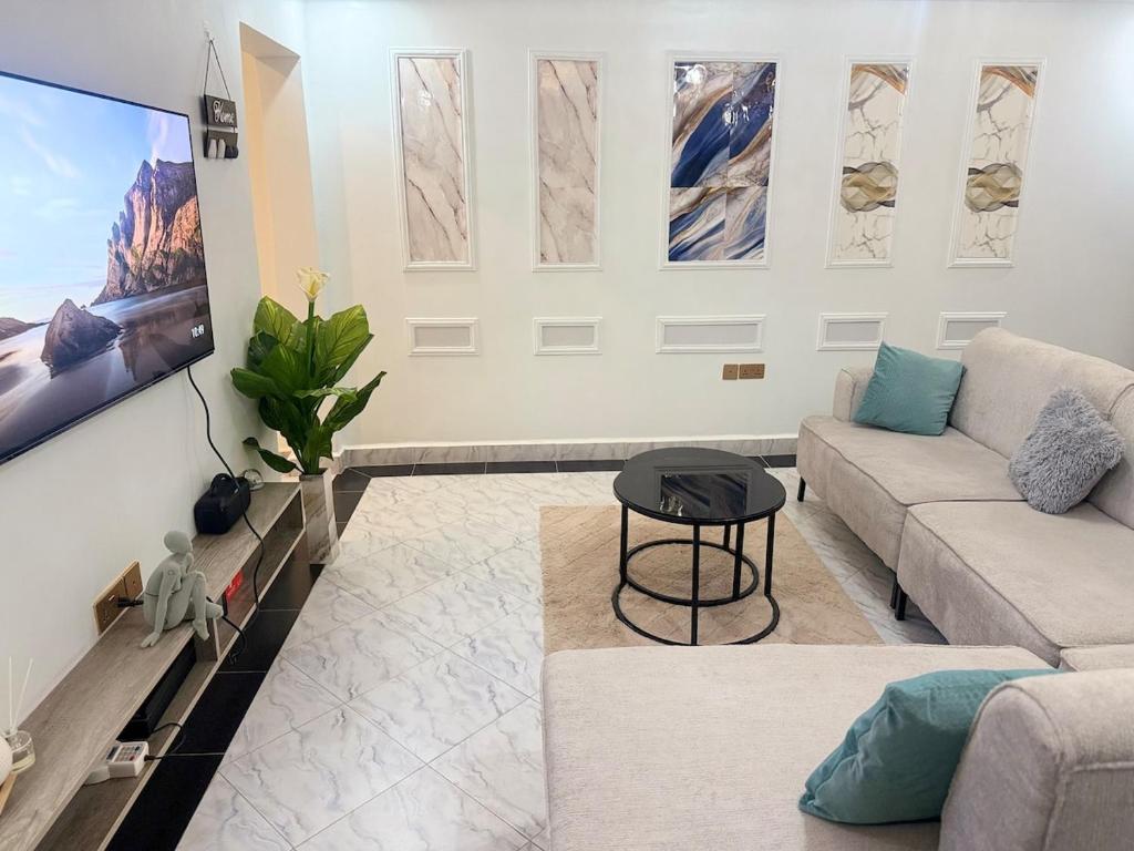 Χώρος καθιστικού στο A Cozy Apartment in Kampala, Ntinda