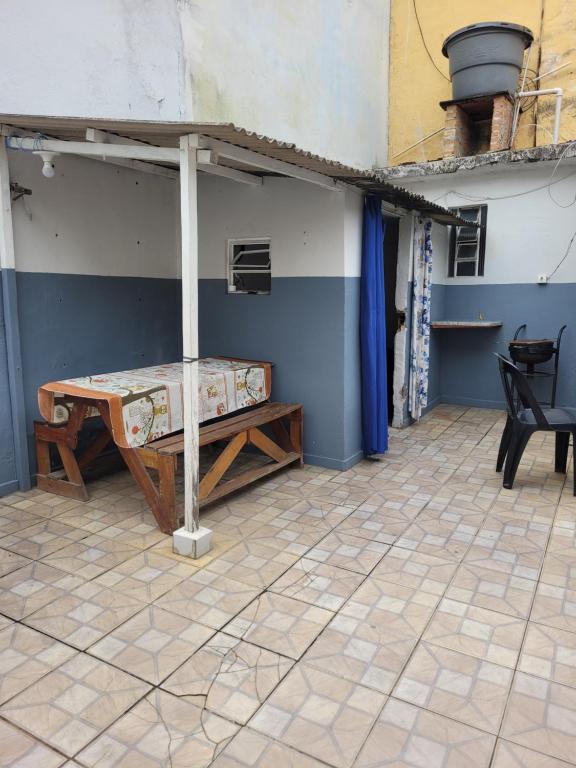 een bed in de hoek van een kamer bij Casa da vó julieta in Aparecida