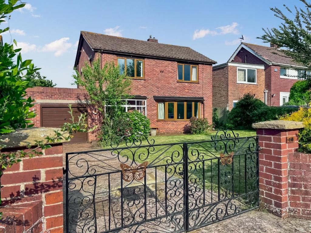 una casa con una puerta y una casa de ladrillo en Pillango, en Cowes