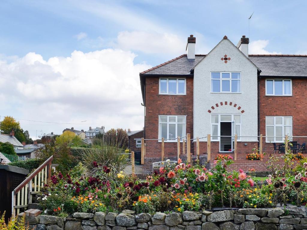 a house with a garden in front of it at Zonnebloem in Cefn-y-bedd