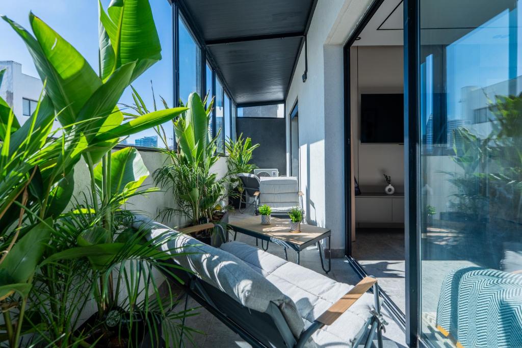 Un balcón interior con plantas y un sofá en CFC business, Coworking, gym, self check-in, en Casablanca