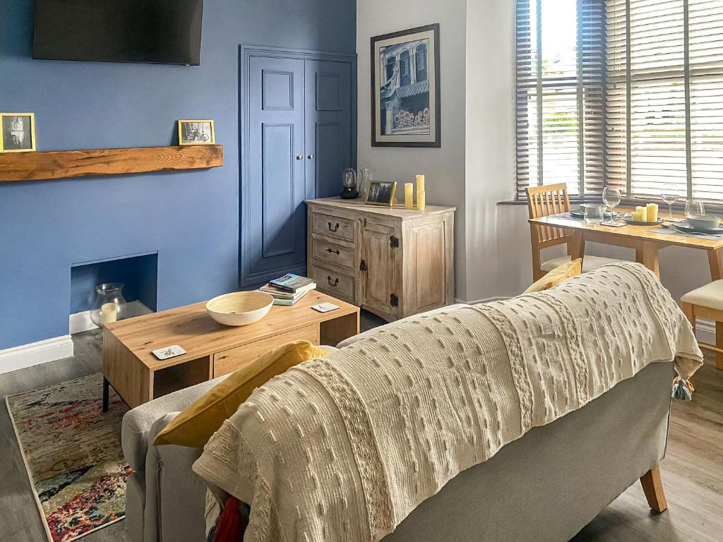 een woonkamer met een bank en een tafel bij Clementi - Uk47197 in Penrith