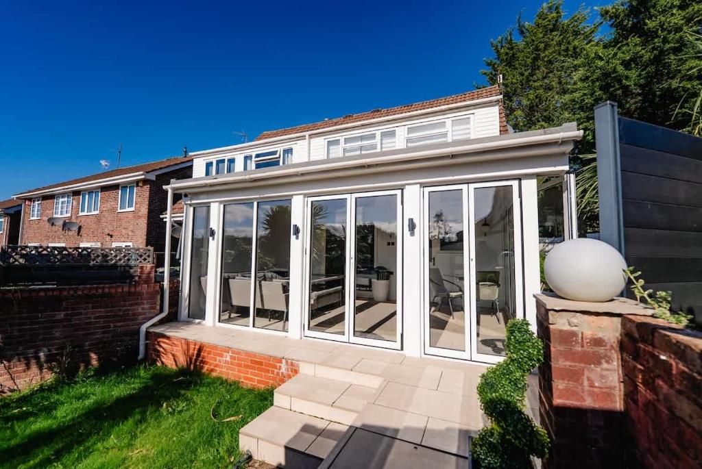 una extensión de una casa con salón acristalado en 3 Bed House With Free Parking, Garden & Fast Wifi, en Cardiff