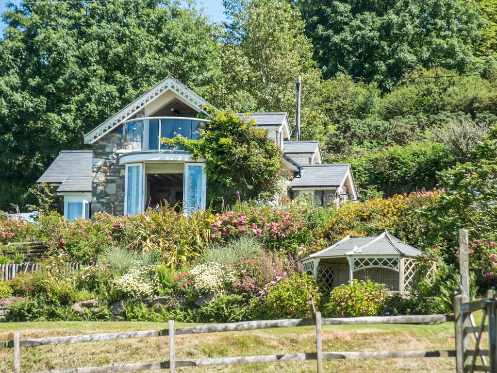 a house with a garden in front of it at Tir A Mor in Nefyn
