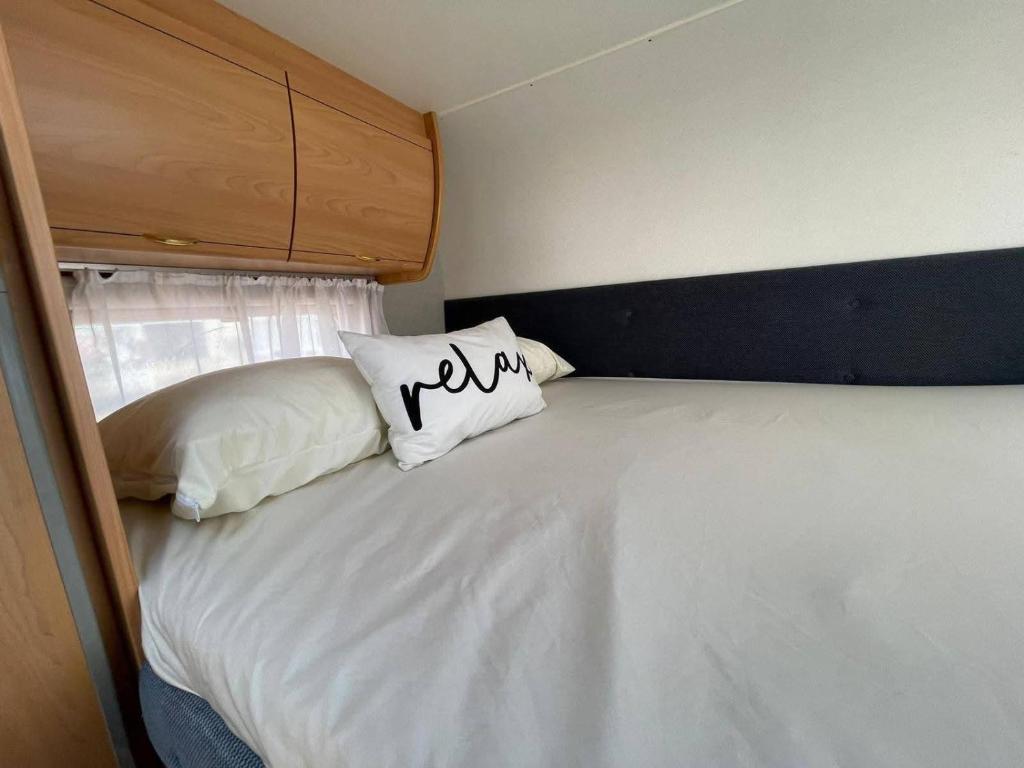 Alojamiento في برينيا باخا: غرفة نوم بها سرير مع وسادة عليه