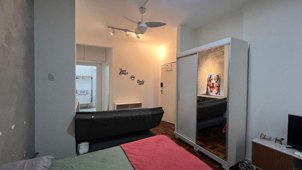 Una habitación con un espejo y una cama dentro. en Excelente perto do Aeroporto e Metro e 3 km das Praias, en Río de Janeiro