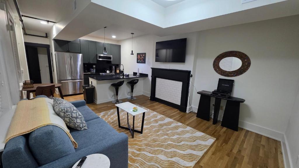 Μια τηλεόραση ή/και κέντρο ψυχαγωγίας στο Quiet cheerful condo in the heart of OTR!