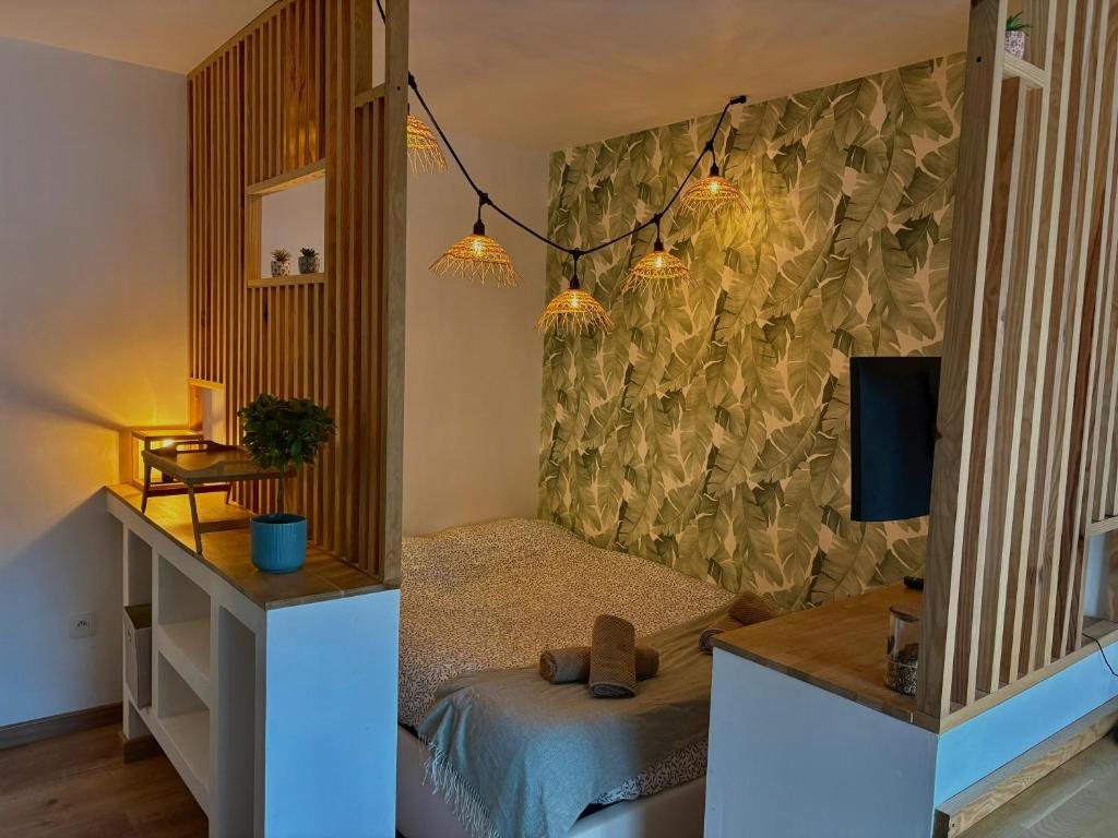 a bedroom with a bed and a table with a mirror at T1 cosy tout équipé, proche Airbus aéroport in Colomiers