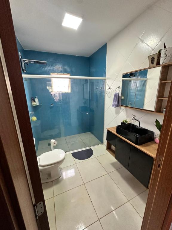 ein Badezimmer mit Toilette und Glasdusche in der Unterkunft Casa Kipper in São Gabriel