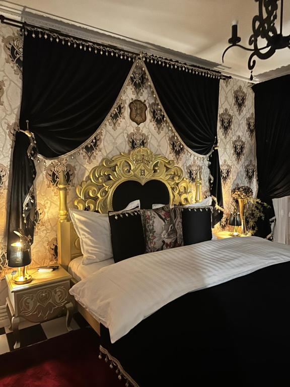 En eller flere senge i et værelse på Wanderland by Eden Luxury