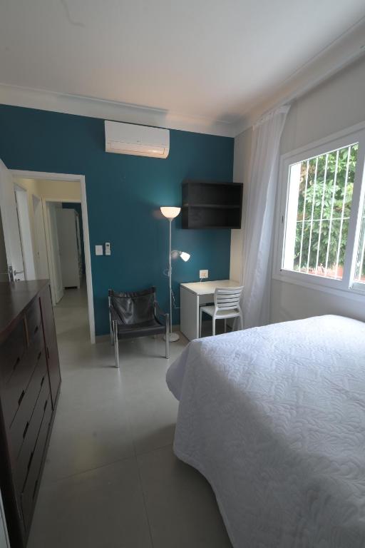 Ένα ή περισσότερα κρεβάτια σε δωμάτιο στο Conforto e silêncio no coração de BH