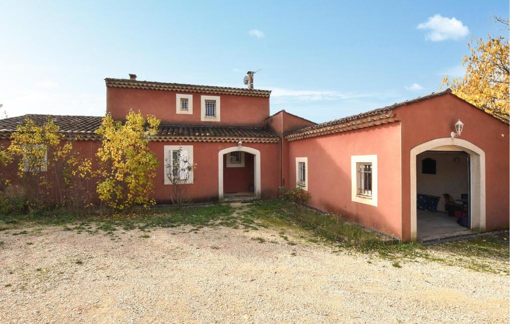 Una gran casa roja con una entrada al frente. en Pet Friendly Home In Gargas With Wifi, en Gargas
