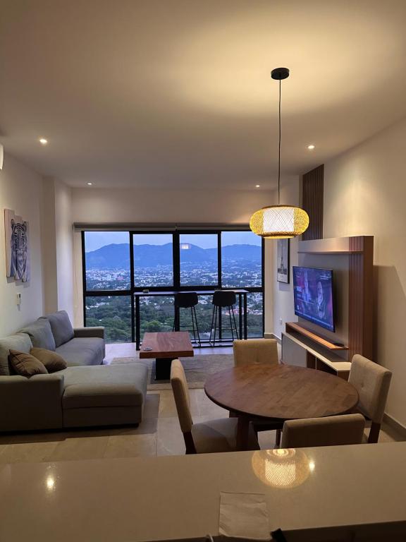 ein Wohnzimmer mit Sofa und Tisch in der Unterkunft Charming apartment with a nice view in San Salvador