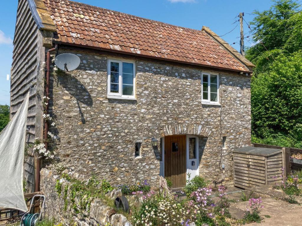 チャードにあるTanlake Barnの赤い屋根の石造りのコテージ