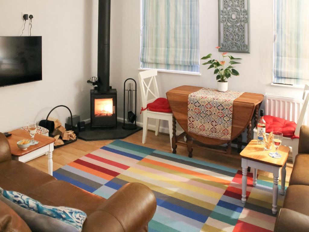 ウエストワード・ホーにあるPoint Breakのソファと暖炉のあるリビングルーム