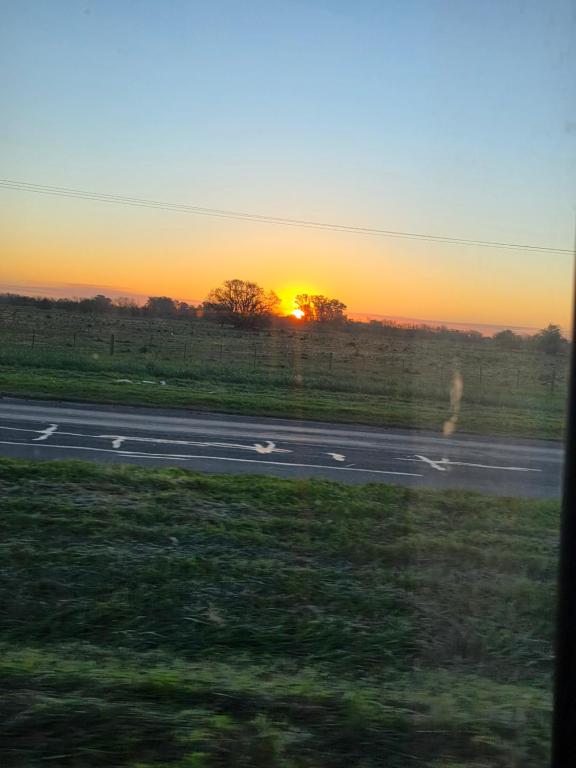 Η ανατολή ή δύση του ηλίου όπως φαίνεται από αυτή η παραθεριστική κατοικία ή από εκεί κοντά