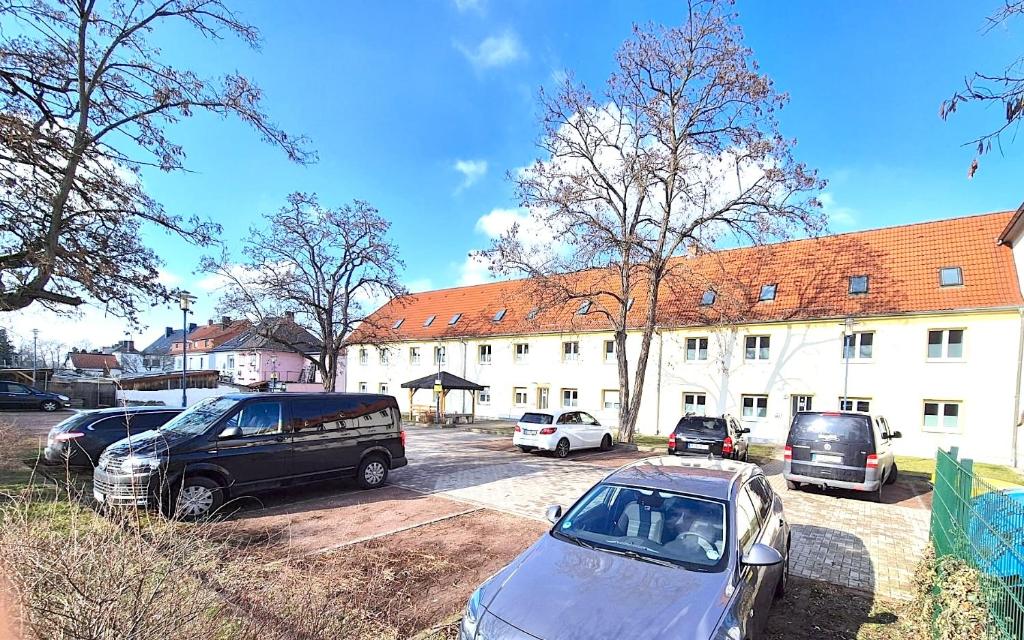 a group of cars parked in front of a building at Monteurhotel Leuna in Leuna