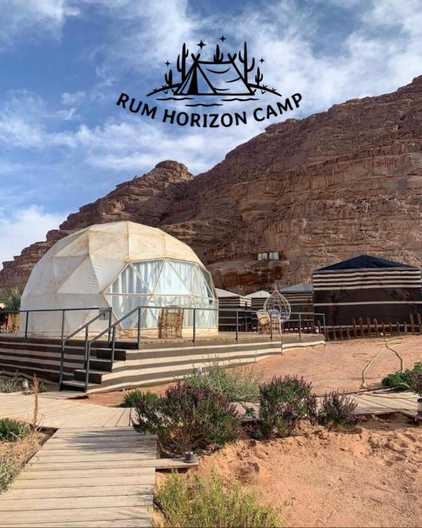 Un cartel que dice "Campamento Run Horizons" frente a una montaña en Rum Horizon luxury camp, en Wadi Rum