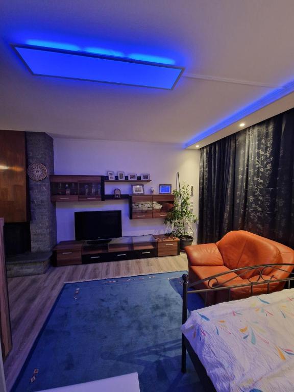 a living room with a couch and a television at quiet apartment 2 in Rüsselsheim