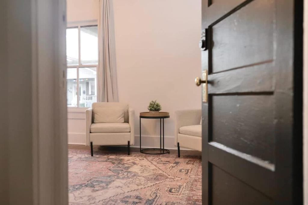 Posezení v ubytování Steps from Live Music Venues-Guest Room Extended Stays