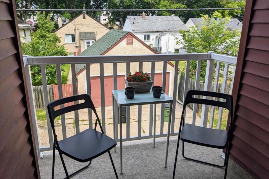 En balkon eller terrasse på Dual-Suite Getaway - Sleeps 12 - Whyte Ave - NFLX