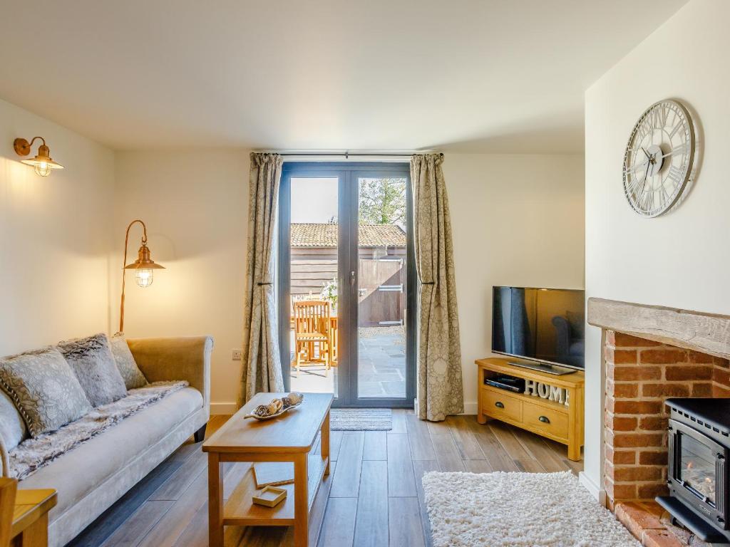 a living room with a couch and a fireplace at Knoll Cottage - Uk31171 in Brent Knoll
