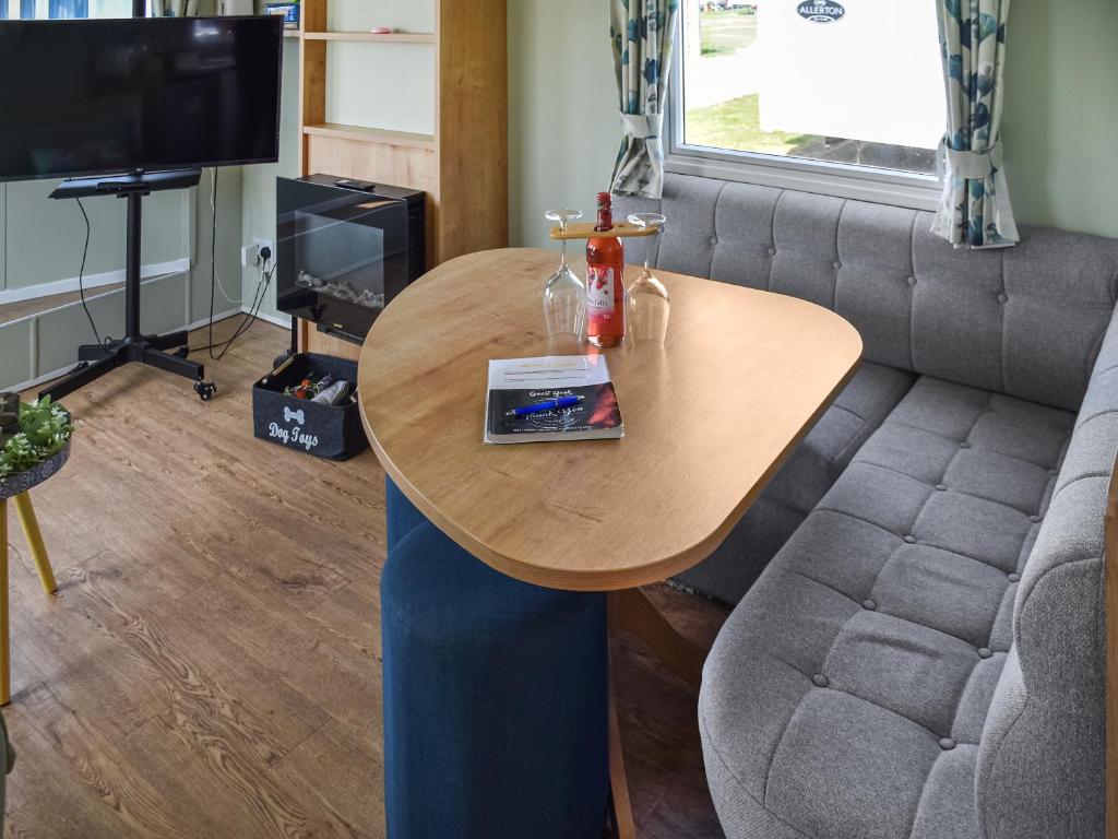 Μια τηλεόραση ή/και κέντρο ψυχαγωγίας στο Kee Holiday Home