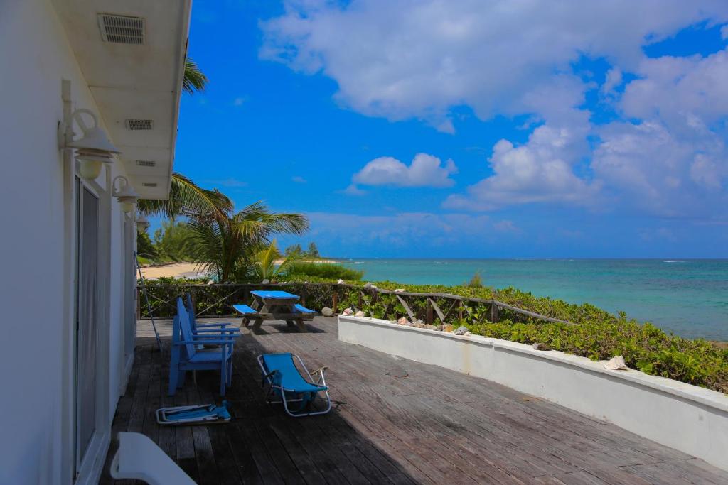 ガバナーズ・ハーバーにあるMed Point homeの海の景色を望む家のバルコニー