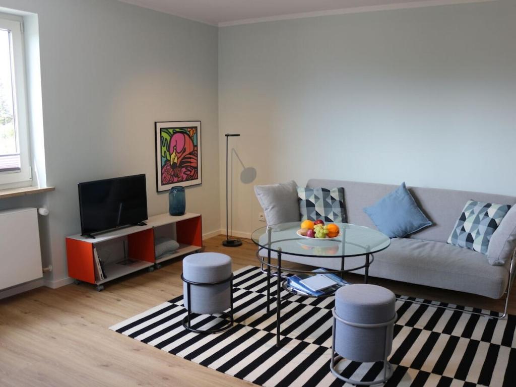 ein Wohnzimmer mit Sofa und Tisch in der Unterkunft Holiday apartment with 1 bedroom in Murnau am Staffelsee