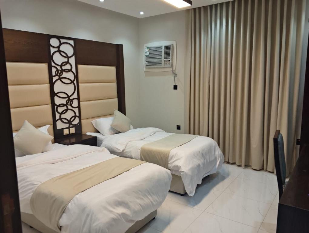 Ένα ή περισσότερα κρεβάτια σε δωμάτιο στο راحة للوحدات السكنية المفروشة