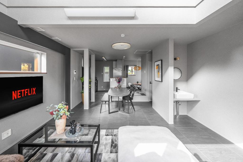 Posezení v ubytování The Shimmer Furano