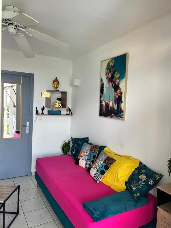 Ένα ή περισσότερα κρεβάτια σε δωμάτιο στο Le Voyage est le Rêve de MARY La Baie Tartane