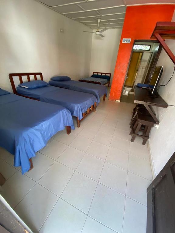 Giường trong phòng chung tại Hotel Los Nogales Coveñas