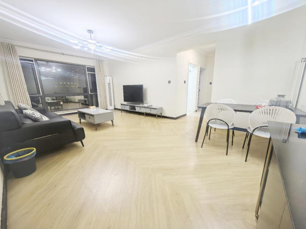 TV a/nebo společenská místnost v ubytování Capital International Home