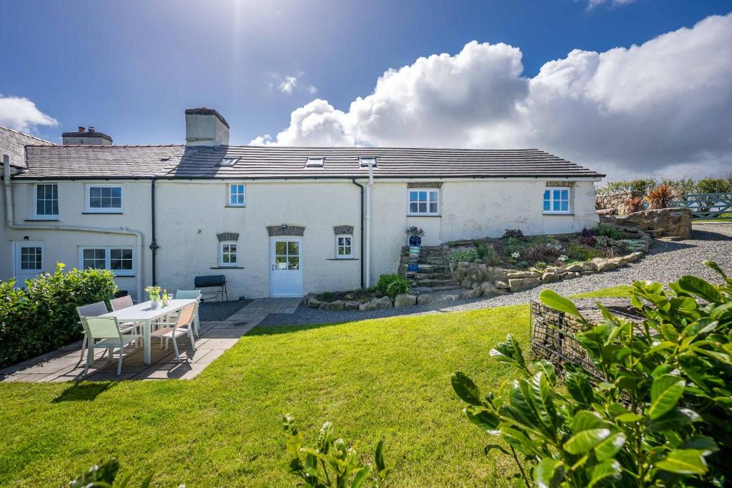 LlanerchymeddにあるBwthyn-Pili-Palaの白い家