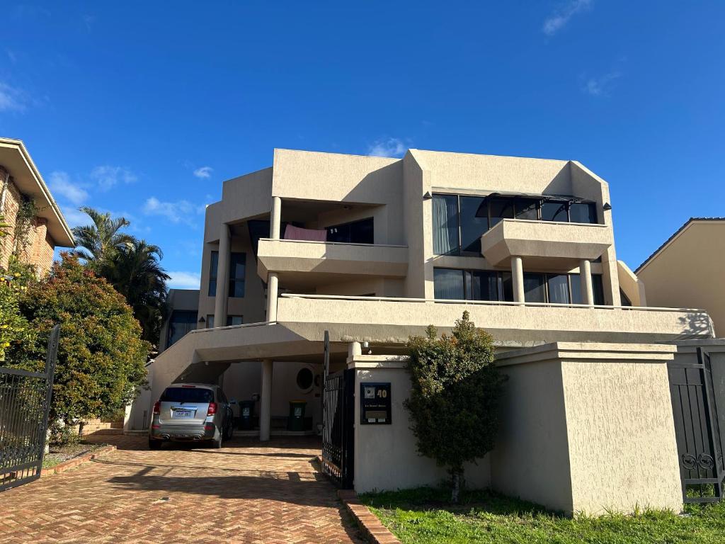 a building with a car parked in front of it at Comfort Home For You豪华双人间2 in Perth