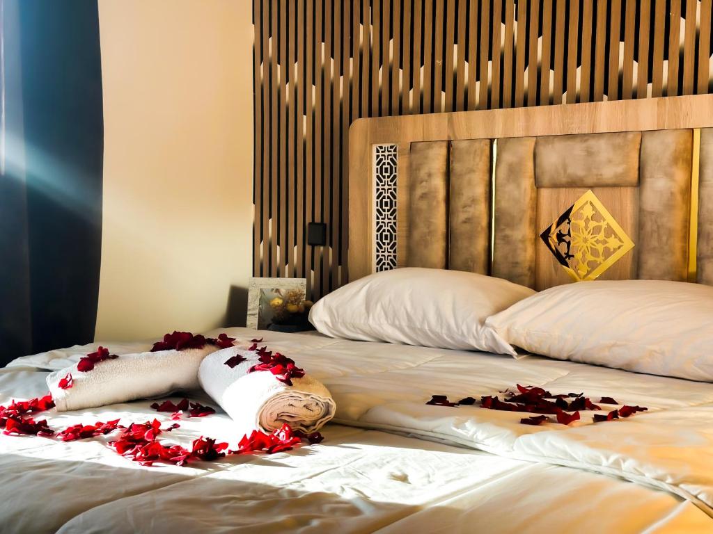 Giường trong phòng chung tại Superbe Appartement avec vue paronamique sur la plage Achakar - proche de Cap Spartel - Grottes Hercule