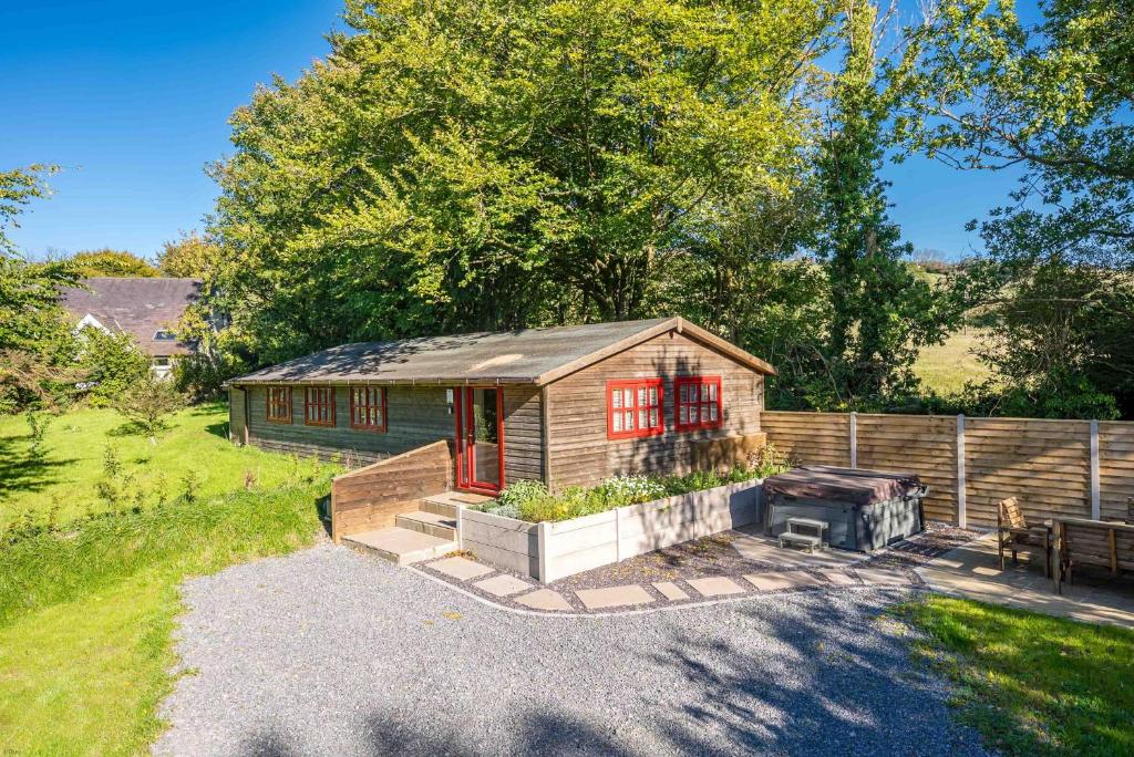 a small house in a yard next to a fence at Ffawydd-Y-Ffynnon in Llanfyrnach