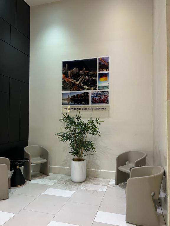 een badkamer met toiletten en een potplant aan de muur bij Mantra on View in Gold Coast