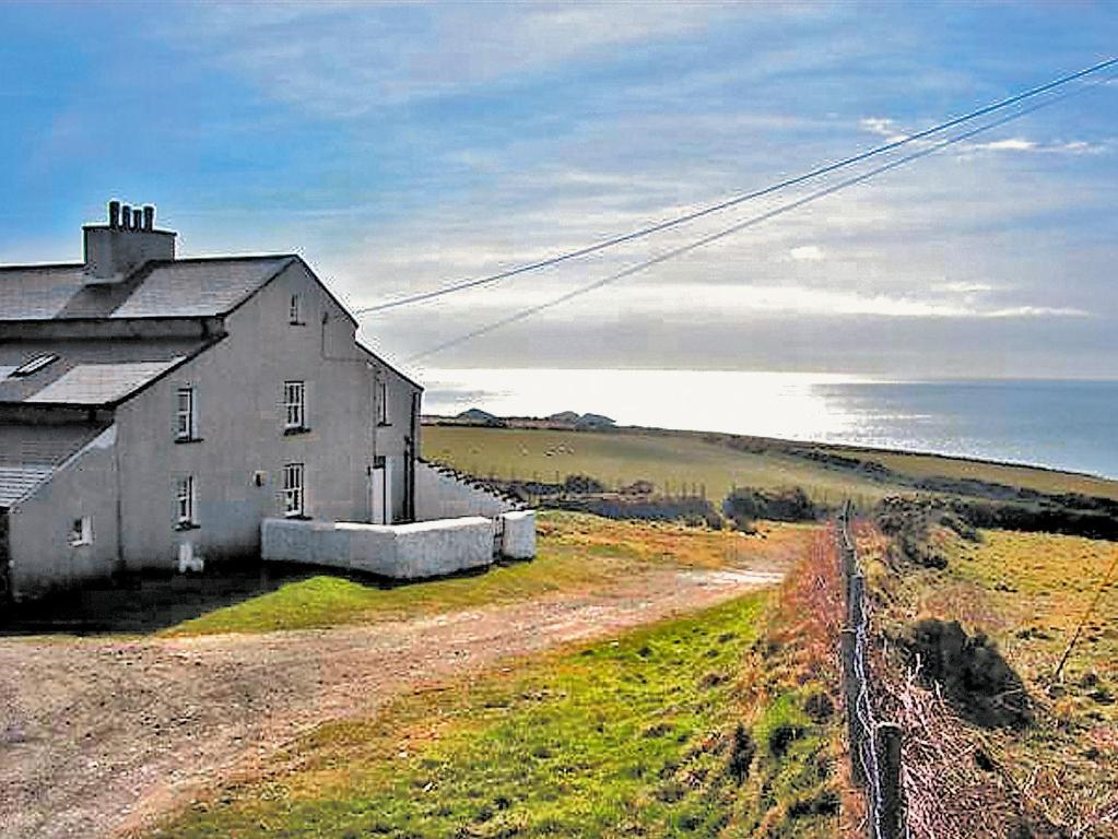 a house on the side of a dirt road at Penrhyn Mawr - Hw7642 in Aberdaron