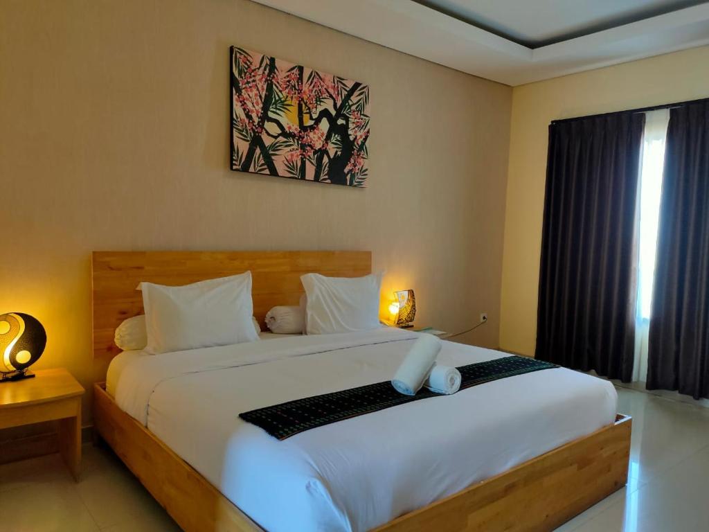 ラブハン・バジョにあるExotic Komodo Hotelの大きな白いベッドと窓のある寝室