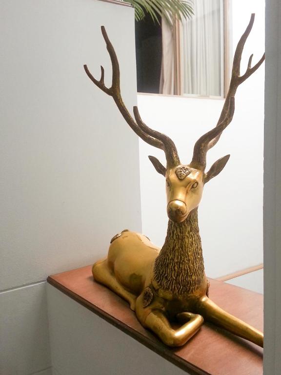 a statue of a reindeer sitting on a shelf at Hotel Center in Ibagué