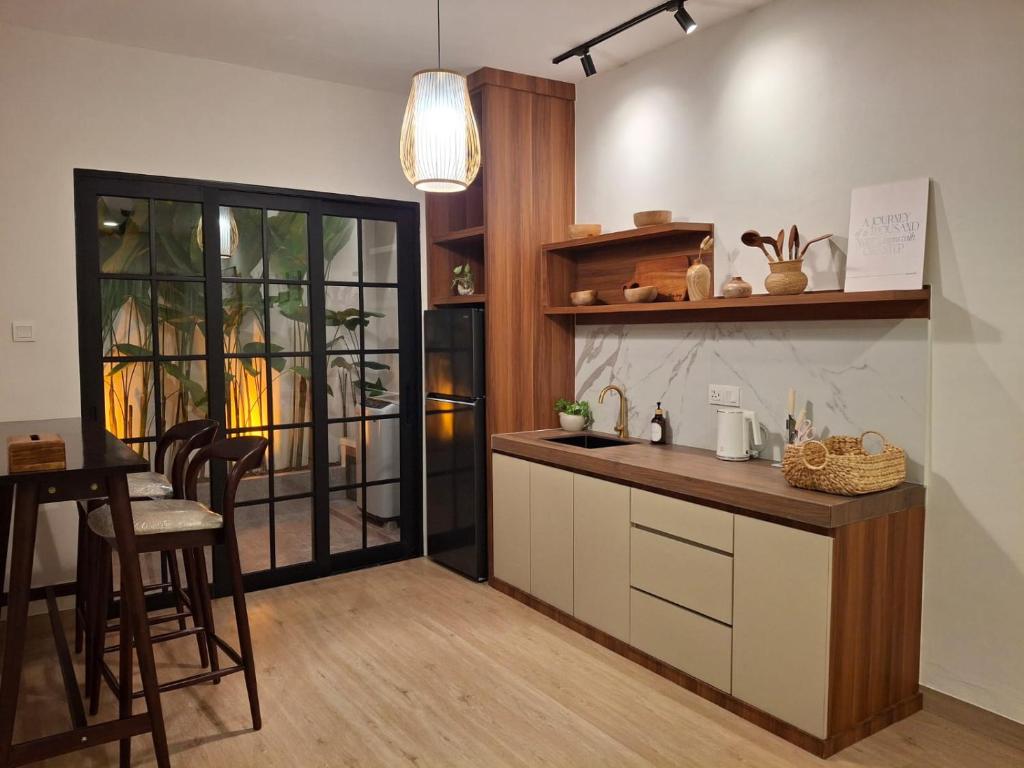 Kuchyň nebo kuchyňský kout v ubytování Enjoy and relax living villa style at anggrek mas 2
