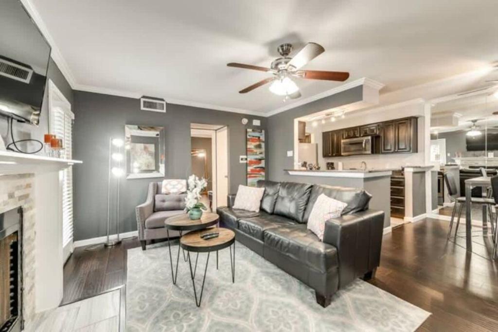 Una sala de estar con un sofá y una cocina. en 1BD Condo Pool South Irving I40, en Sowers